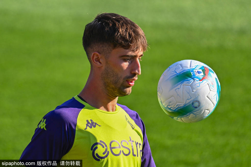 AC米兰新援德温特：年轻后卫将如何填补佳夫的空缺？